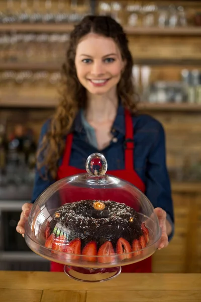 Portrait de serveuse servant du gâteau au comptoir dans un café — Photo