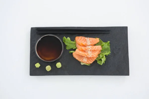 Sushi serveras på bricka med ätpinnar — Stockfoto