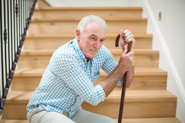 Moe senior man zit op de trap — Stockfoto