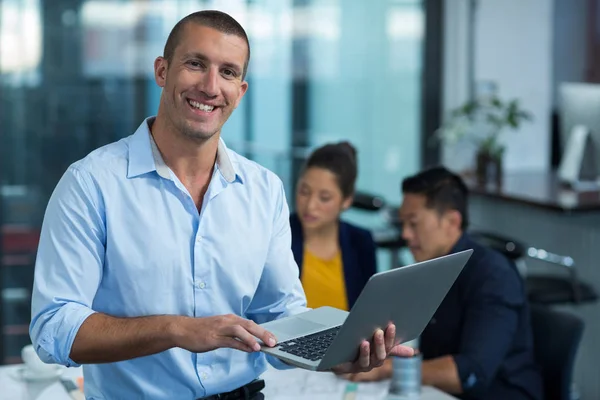 Manliga företagsledare använder laptop — Stockfoto