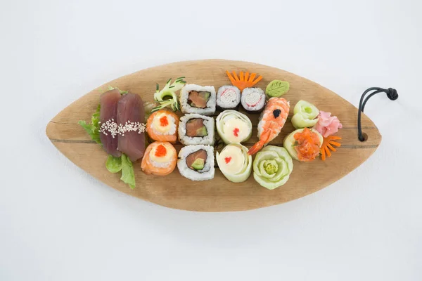 Set de sushi surtido servido en bandeja de madera —  Fotos de Stock