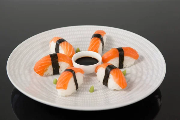 Nigiri sushi serveras med sojasås i vit platta — Stockfoto