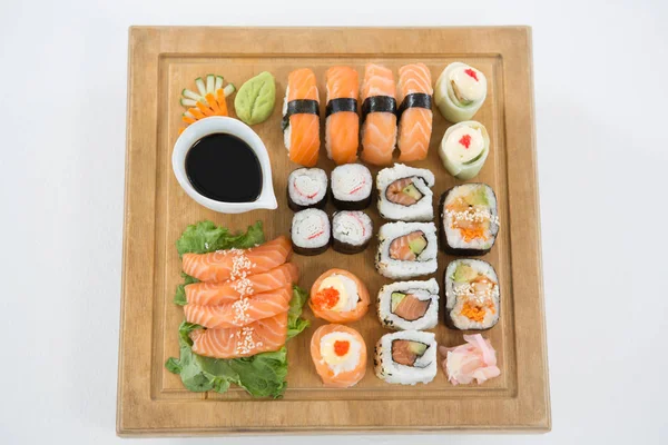 Uppsättning av blandade sushi serveras på träbricka — Stockfoto