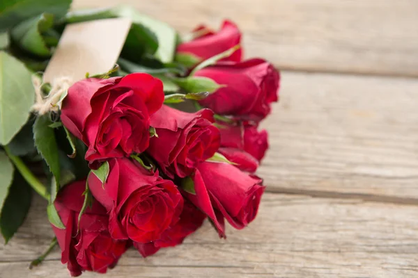 Bouquet de roses rouges avec tag — Photo
