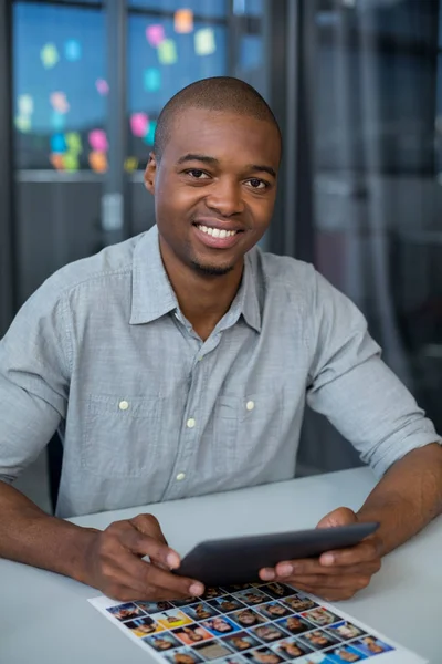 Male graphic designer using digital tablet — Stock Photo, Image