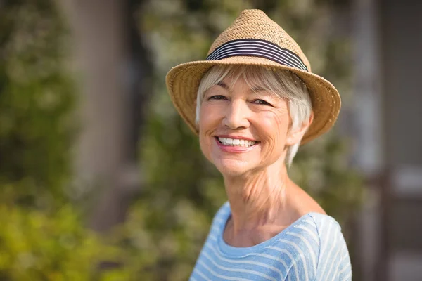 Gelukkig senior vrouw in stro hoed — Stockfoto