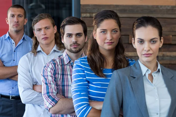 Portret van ondernemers permanent met gekruiste armen — Stockfoto