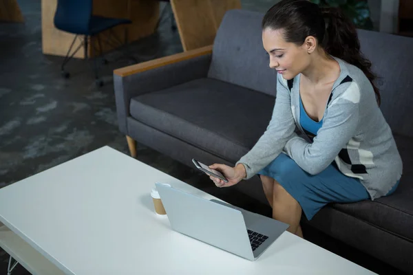 Ejecutiva femenina de negocios usando teléfono móvil — Foto de Stock