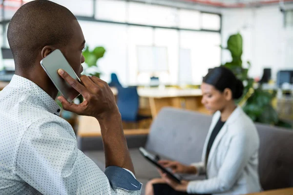 Biznesmen rozmawiający przez telefon komórkowy — Zdjęcie stockowe