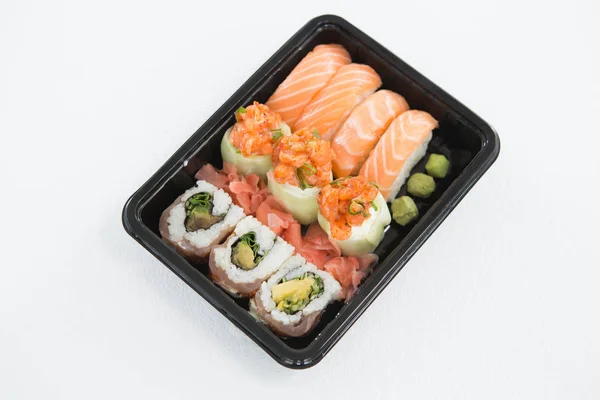 Bricka med blandade sushi — Stockfoto