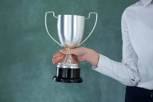 Mittelteil der Geschäftsfrau mit Trophäe — Stockfoto