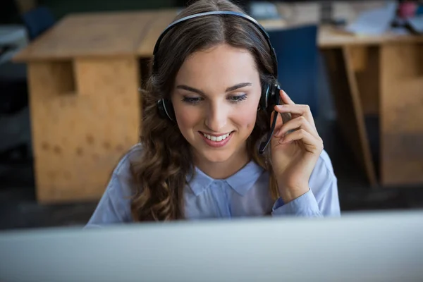 Graphiste féminine travaillant sur ordinateur au bureau — Photo