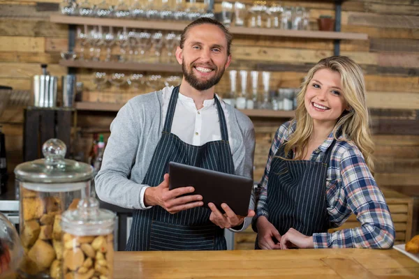 Uśmiechnięty kelner i kelnerka przy użyciu tabletu Cyfrowy licznik w kawiarni — Zdjęcie stockowe