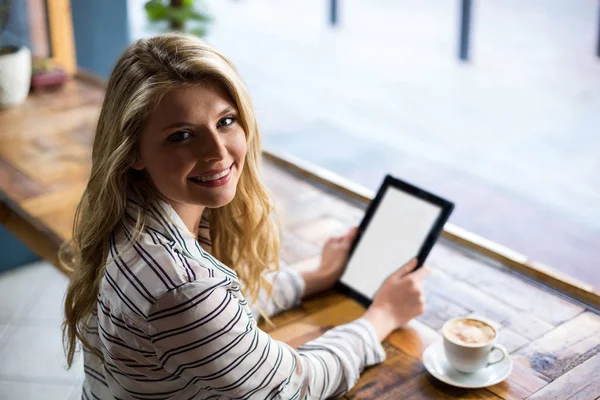 Güzel bir kadın dijital tablet kullanma디지털 태블릿을 사용 하 여 아름 다운 여자 — 스톡 사진