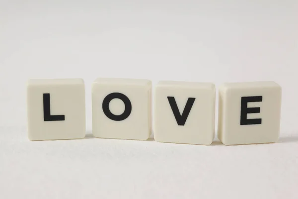 Witte blokken liefde bericht weergeven — Stockfoto