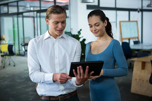 Ejecutivos de negocios discutiendo sobre tableta digital — Foto de Stock