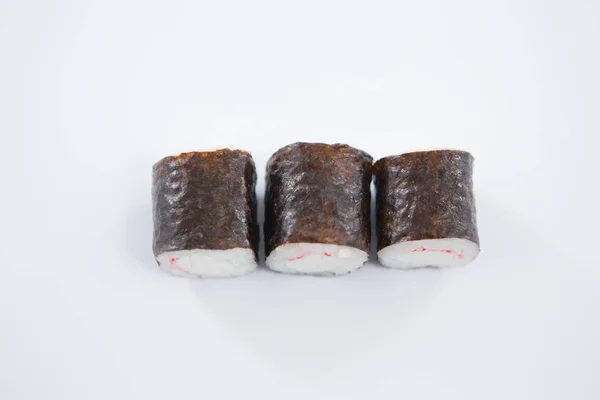 Maki sushi em fundo branco — Fotografia de Stock