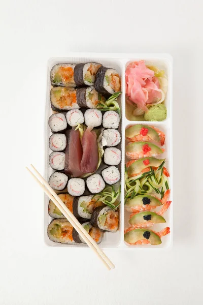 Blandade sushi set serveras med ätpinnar i vit ruta — Stockfoto