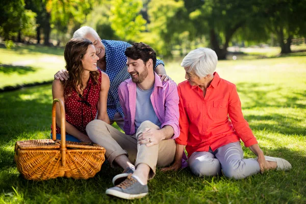 Gelukkige familie genieten in park — Stockfoto