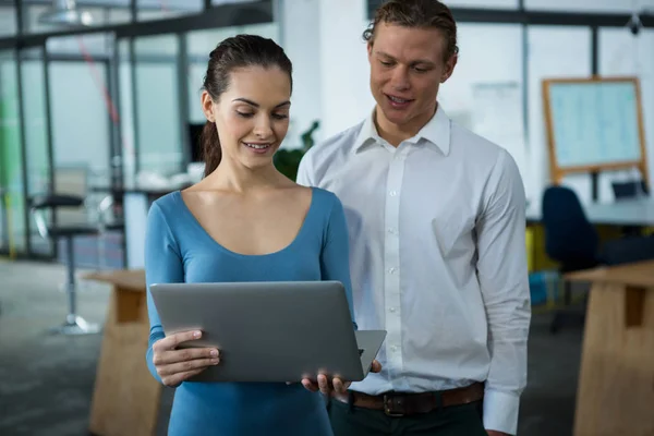 Ejecutivos de negocios discutiendo sobre portátil — Foto de Stock