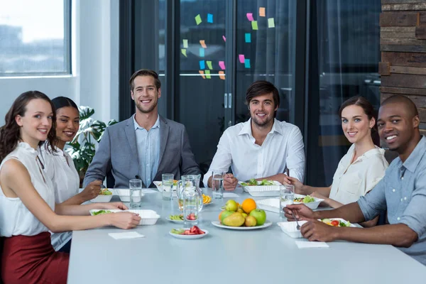 Retrato de ejecutivos de negocios comiendo en la oficina — Foto de Stock