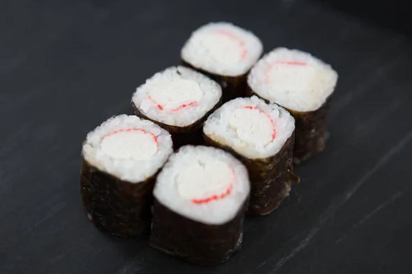 Sushi na czarnym tle — Zdjęcie stockowe