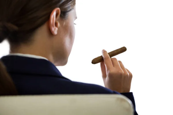 Vista posteriore della donna d'affari che tiene il sigaro — Foto Stock