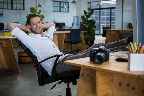 Sonriente diseñador gráfico masculino relajándose en la silla — Foto de Stock