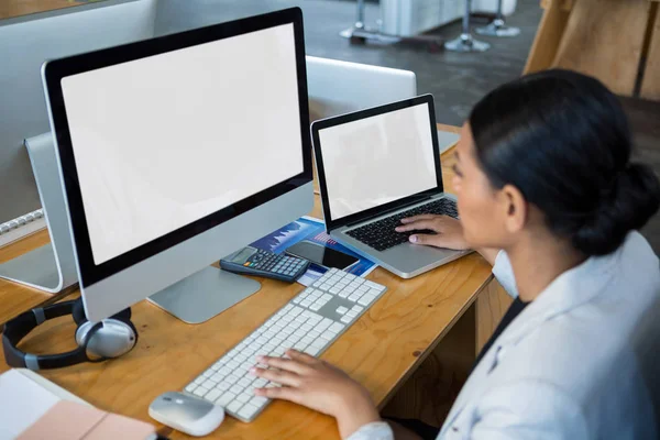 Empresária trabalhando por computador e laptop — Fotografia de Stock