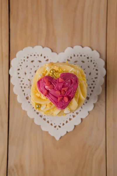 Postre con glaseado rosa en forma de corazón — Foto de Stock