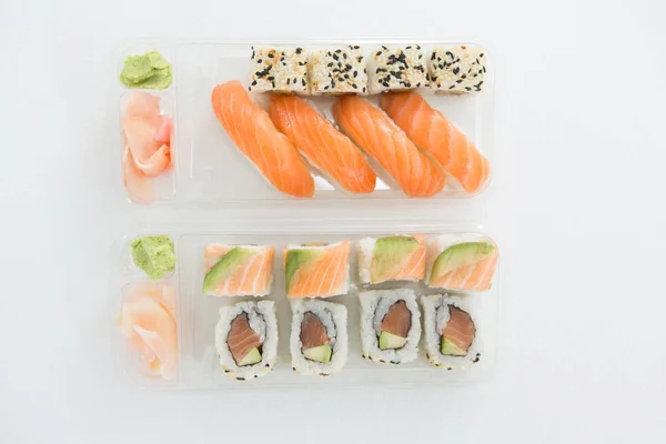 Placa de nigiri y sushi uramaki —  Fotos de Stock