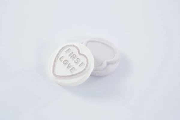 Wyroby cukiernicze kształt serca z tekstu pierwszej miłości — Zdjęcie stockowe