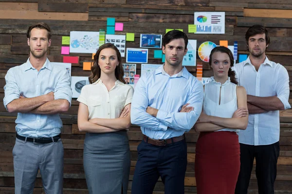 Ejecutivos de negocios de pie con el brazo cruzado en la oficina — Foto de Stock