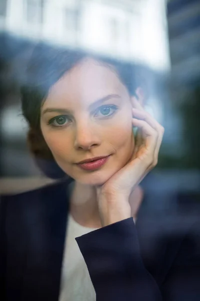 Porträtt av ung affärskvinna leende — Stockfoto