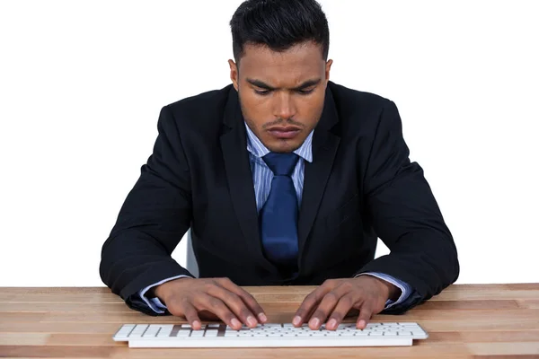 Geschäftsmann tippt am Schreibtisch auf Tastatur — Stockfoto