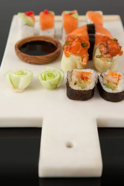 Blandade sushi set serveras med sojasås på Whiteboard — Stockfoto