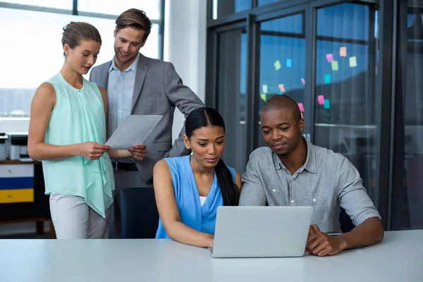 Equipo de diseñadores gráficos trabajando juntos — Foto de Stock