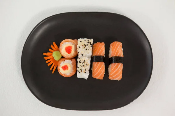 Maki, uramaki och nigiri sushi serveras i svart plåt — Stockfoto