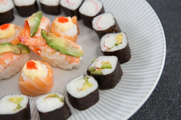 Olika sushi serveras på tallrik — Stockfoto