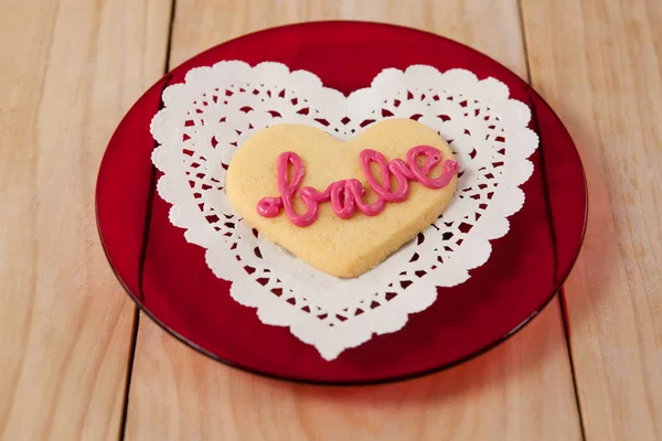 Heart shaped cookie iced with cream — Stock Photo, Image