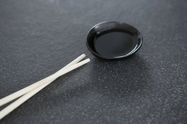 Chopsticks e molho de soja na mesa de pedra — Fotografia de Stock