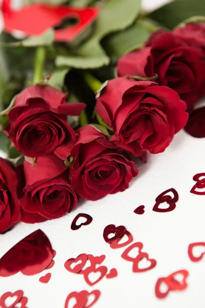 Roser omgitt av hjerteformede dekorasjoner – stockfoto