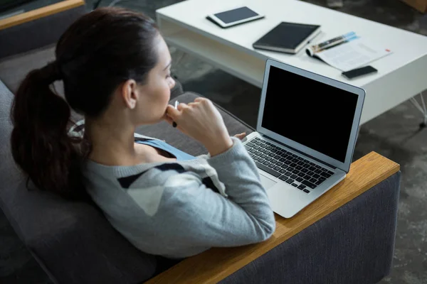Eksekutif bisnis perempuan menggunakan laptop — Stok Foto