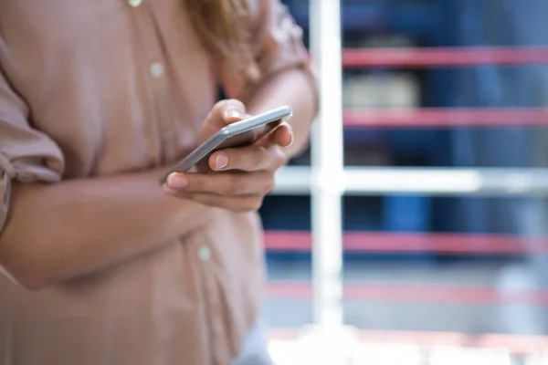 Mujer usando teléfono móvil — Foto de Stock