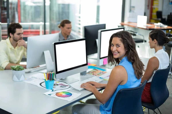 Porträt einer Grafikerin, die am Personal Computer arbeitet — Stockfoto