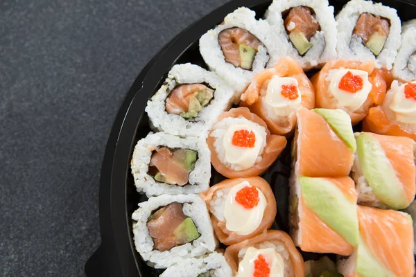Vários rolos de sushi em prato — Fotografia de Stock