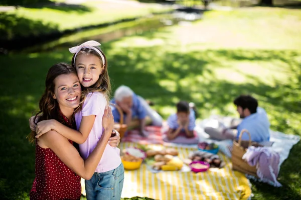 Famiglia felice godendo nel parco — Foto Stock