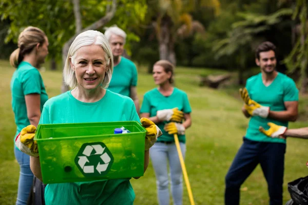 Recycling anggota tim berdiri di taman — Stok Foto
