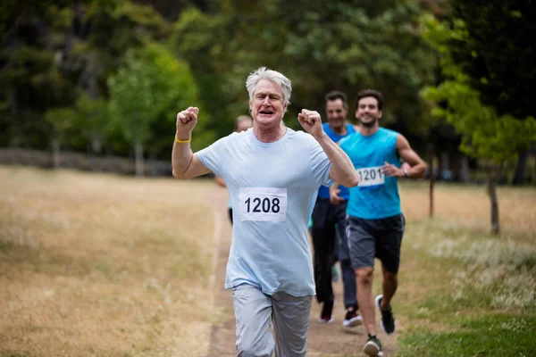 Atletas corriendo carrera en el parque —  Fotos de Stock