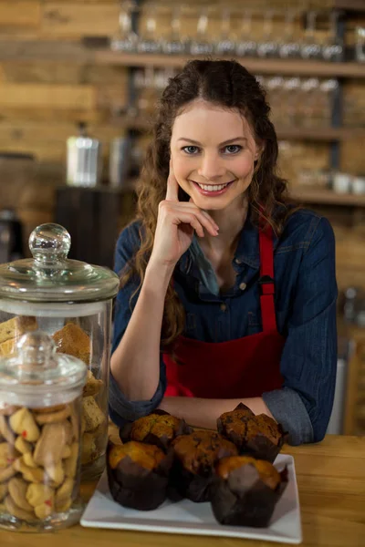 Serveerster serveren een cup cake op teller — Stockfoto